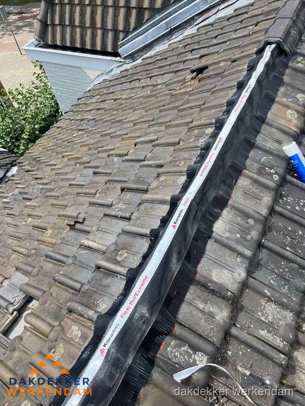 Nokvorst renovatie met Koramic nokrol op schuin pannendak in Werkendam