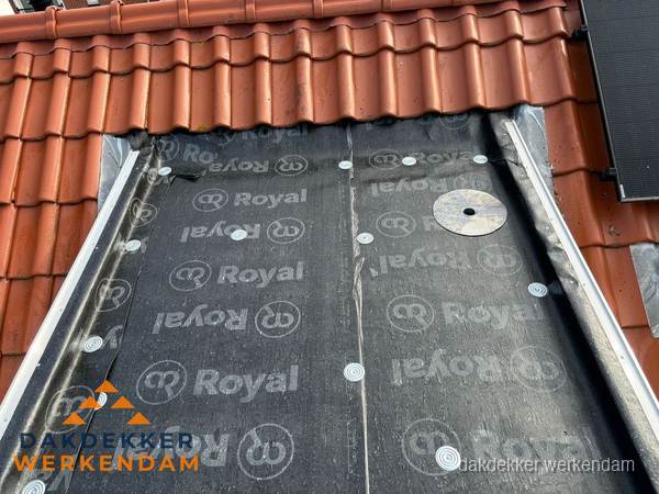 Nieuw dak met dakpannen en Royal onderlaag bij woning in Werkendam
