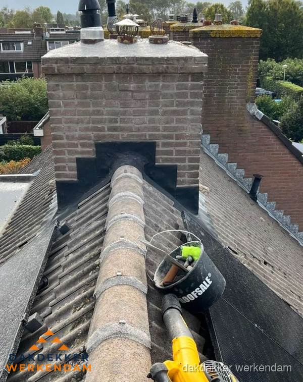Schoorsteen met loodaansluiting en nokvorst op pannendak in Werkendam
