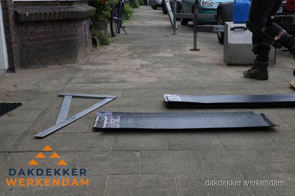 Dakbedekkingsmateriaal en zinkwerk klaargelegd voor reparatie in Werkendam
