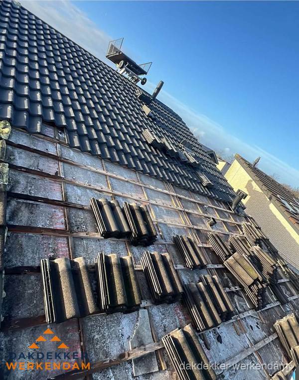 Schuin dak renovatie met nieuwe dakpannen in Werkendam Schuin dak renovatie met nieuwe dakpannen in Werkendam