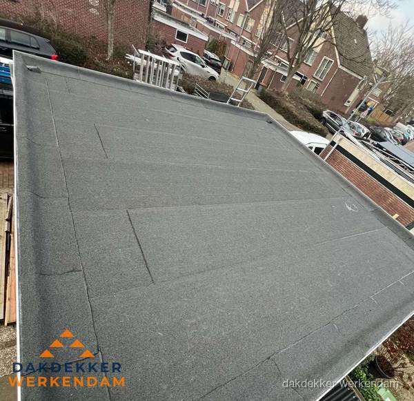 Nieuwe bitumen dakbedekking op plat dak van garage in Werkendam Nieuwe bitumen dakbedekking op plat dak van garage in Werkendam