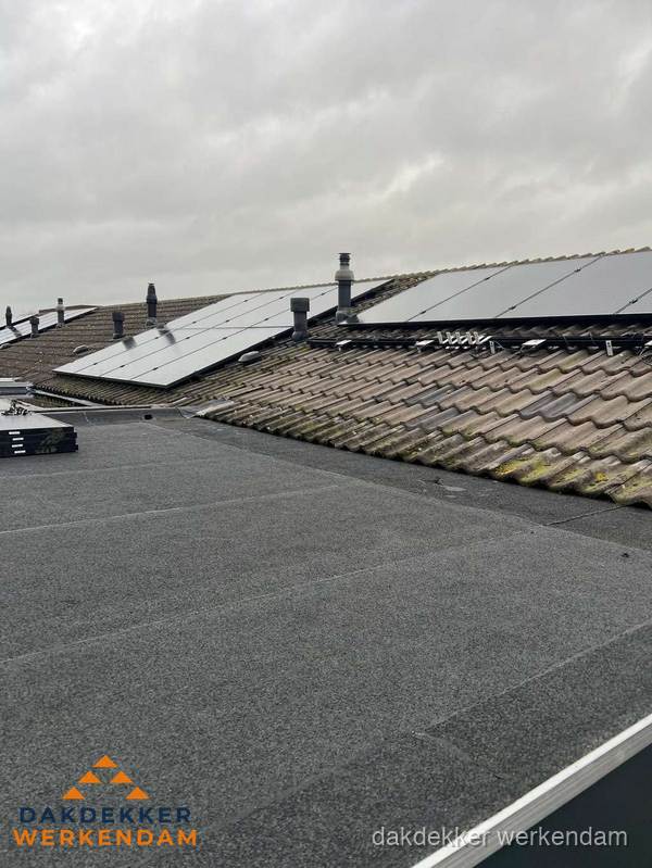 Bitumen dakbedekking op plat dak met aansluitend pannendak en zonnepanelen in Werkendam Bitumen dakbedekking op plat dak met aansluitend pannendak en zonnepanelen in Werkendam