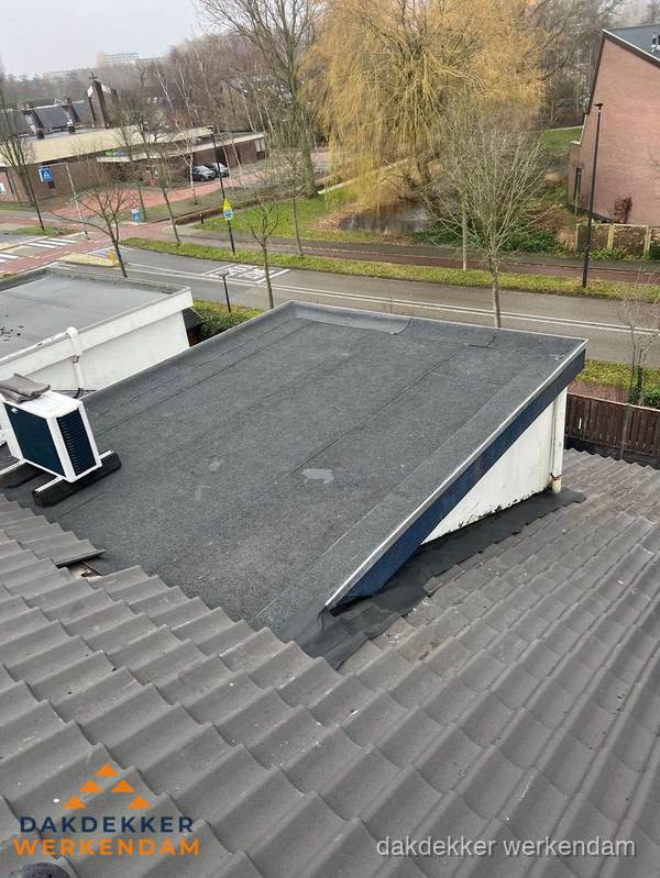 Plat dak met bitumen dakbedekking naast schuin pannendak in Werkendam Plat dak met bitumen dakbedekking naast schuin pannendak in Werkendam