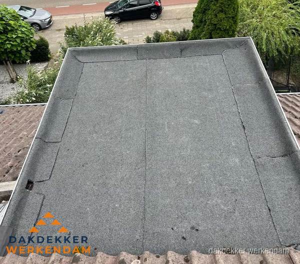 Nieuw aangebrachte bitumen dakbedekking op plat dak in Werkendam Nieuw aangebrachte bitumen dakbedekking op plat dak in Werkendam