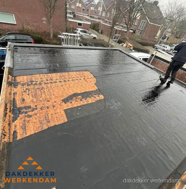Dakdekker brengt EPDM dakbedekking aan op plat dak in Werkendam