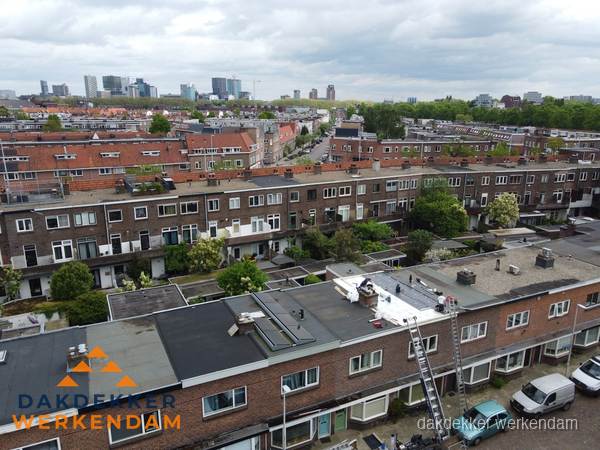 Spoed dakdekker aan het werk op plat dak in woonwijk Werkendam