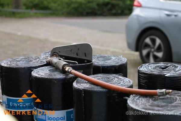 Rollen bitumen dakbedekking EshaGum klaar voor installatie in Werkendam Rollen bitumen dakbedekking EshaGum klaar voor installatie in Werkendam