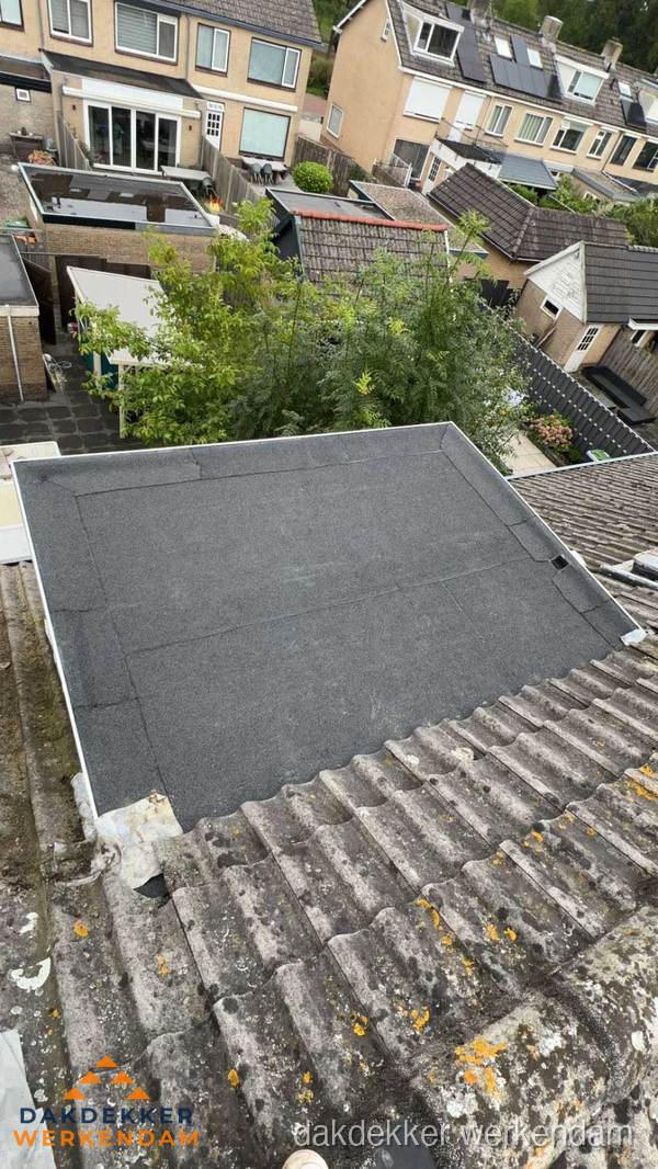 Plat dak aanbouw met bitumen dakbedekking in woonwijk Werkendam