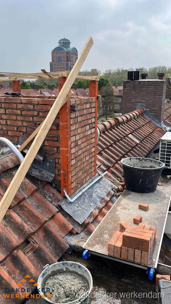 Schoorsteen renovatie met metselwerk op schuin dak in Werkendam Schoorsteen renovatie met metselwerk op schuin dak in Werkendam