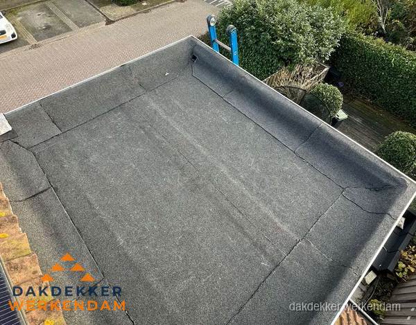 Gerenoveerd plat dak met nieuwe bitumen dakbedekking in Werkendam