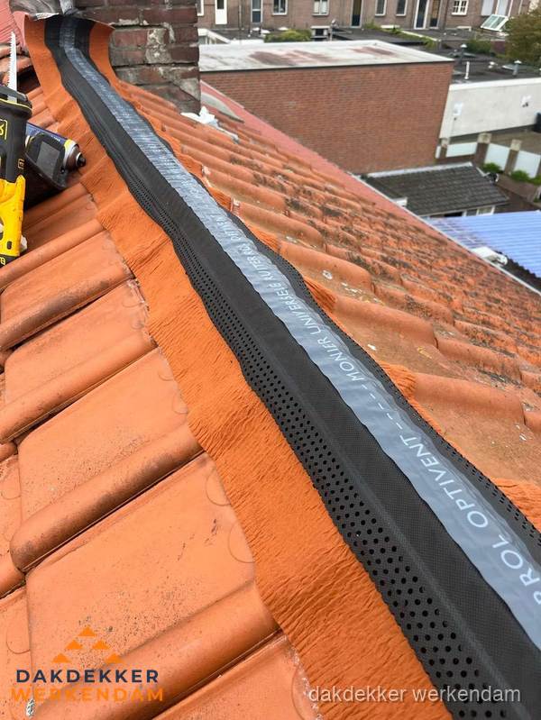 Nokventilatie installeren op hellend pannendak in Werkendam Nokventilatie installeren op hellend pannendak in Werkendam