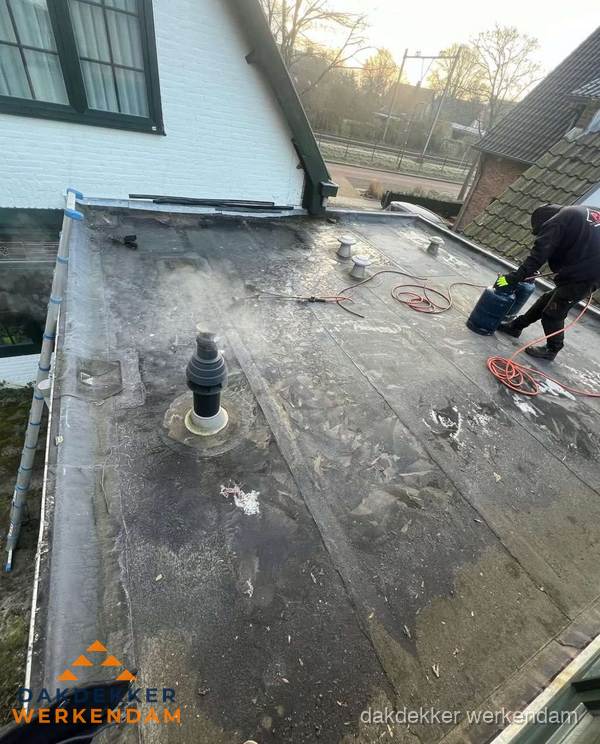 Dakdekker verhelpt daklekkage op plat dak in Werkendam Dakdekker verhelpt daklekkage op plat dak in Werkendam