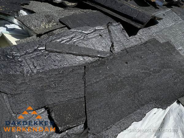 Verwijderd oud bitumen dakleer klaar voor vervanging in Werkendam