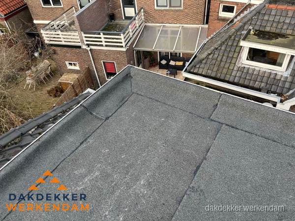 Overzicht plat dak met dakgoot in woonwijk Werkendam Overzicht plat dak met dakgoot in woonwijk Werkendam