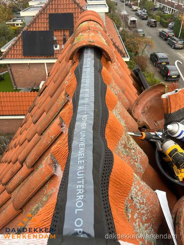 Dakdekker vervangt nokvorst met ruiterrol op pannendak in Werkendam