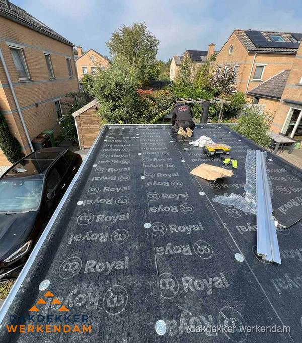 Dakdekker aan het werk op plat dak renovatie in Werkendam Dakdekker aan het werk op plat dak renovatie in Werkendam